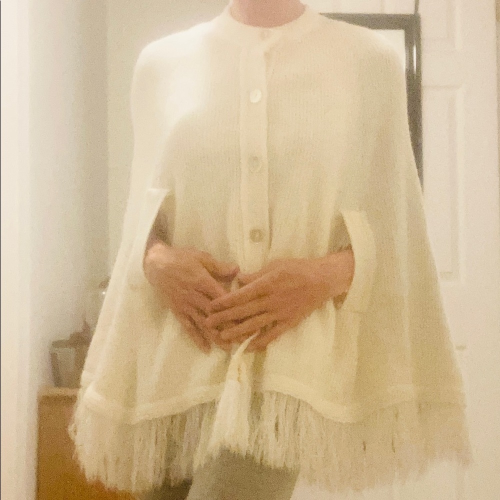 Vintage off-white capelet shawl